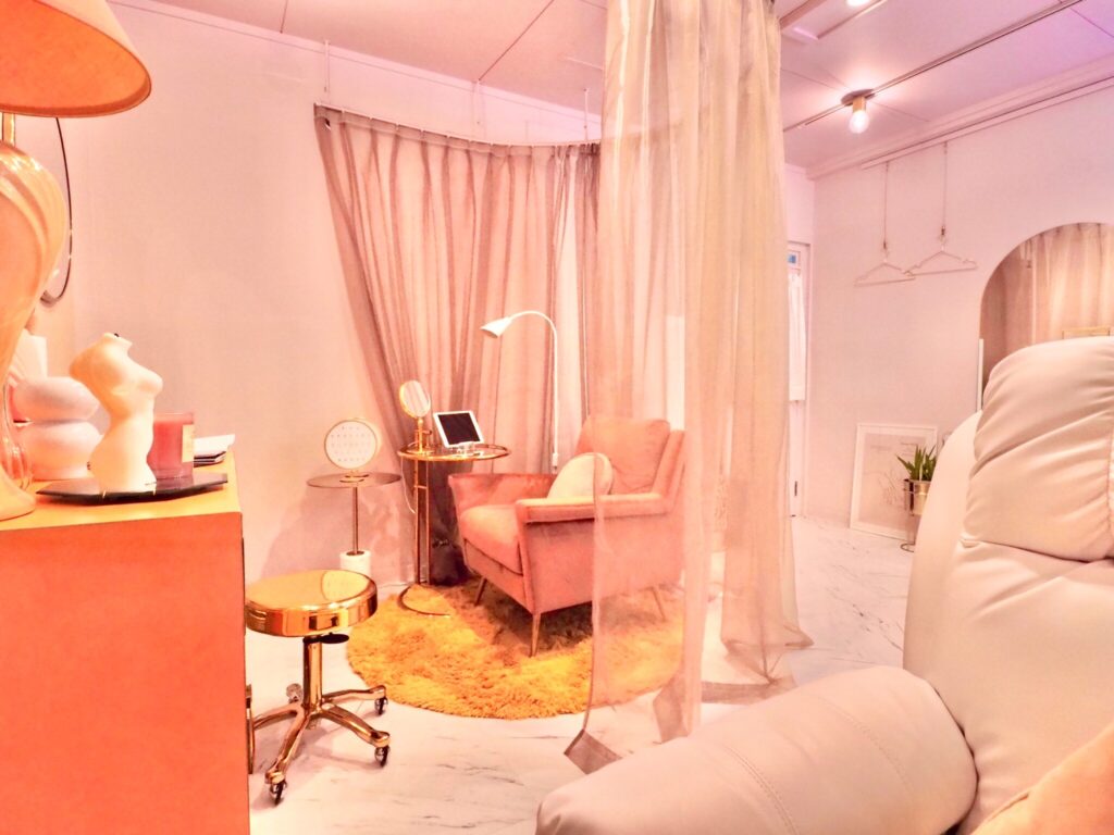 まつエク・ネイルサロンの個室デザイン｜落ち着いたピンクのプライベート空間