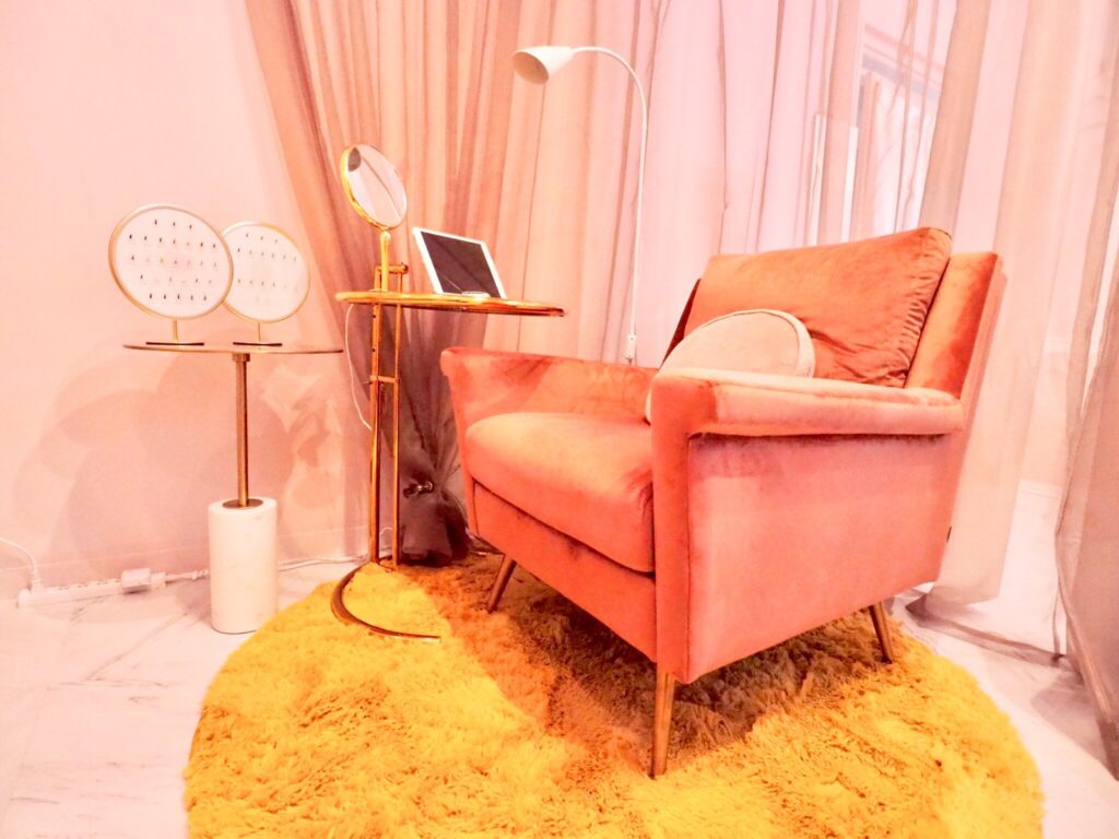 まつエク・ネイルサロンの個室｜アーチカーテンで仕切られた空間