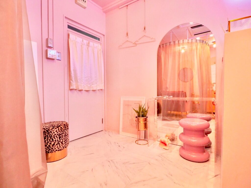 まつエク・ネイルサロンの受付デザイン｜統一感のあるピンクのカウンター