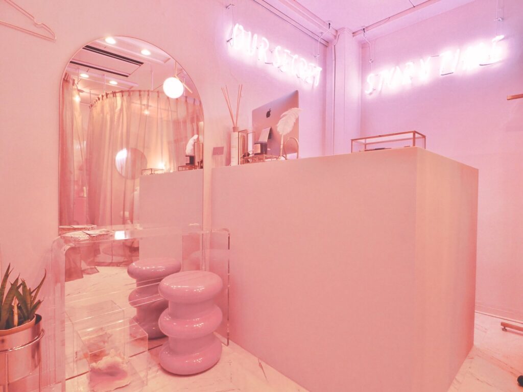 まつエク・ネイルサロンの受付｜ネオンサインが印象的なピンク空間