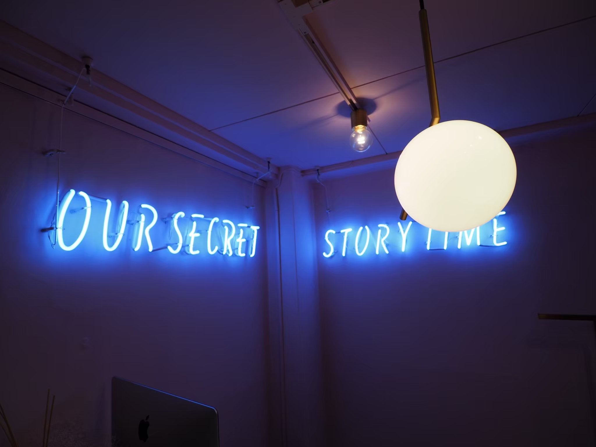 ネオンサインデザイン｜空間を象徴するピンクのサイン