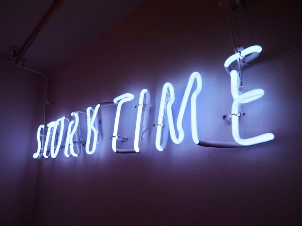 ネオンサインデザイン｜壁面に配置された印象的なサイン