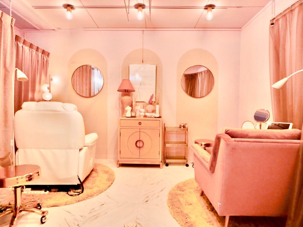 まつエク・ネイルサロンの施術スペース｜アーチデザインが特徴の空間