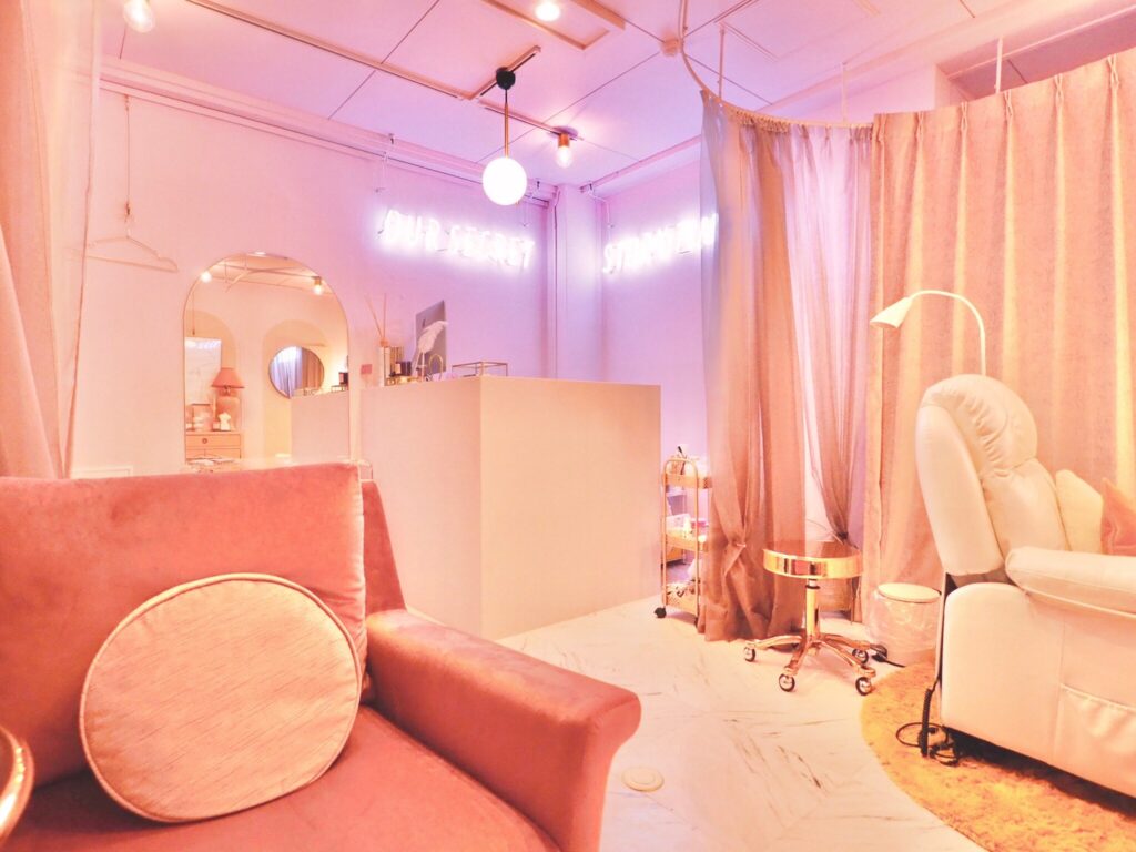 まつエク・ネイルサロンの施術スペース｜ピンクで統一された全体空間