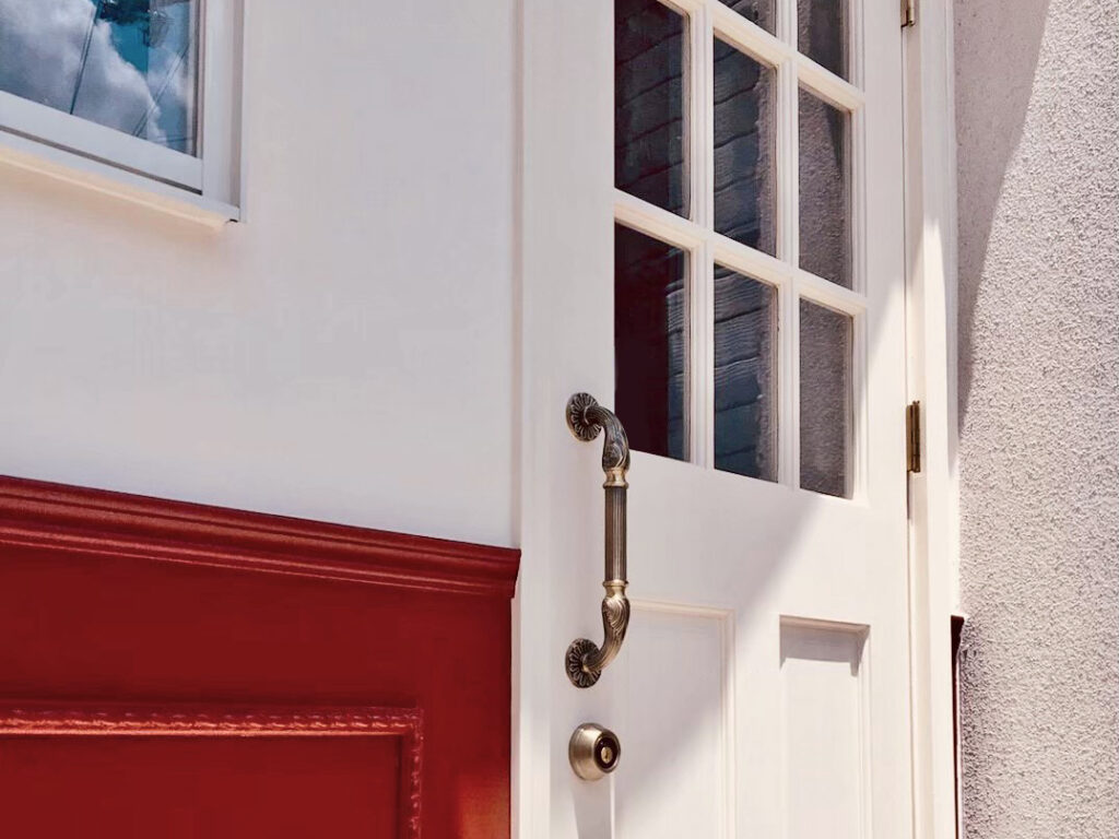 まつエク・ネイルサロンの外観デザイン｜やわらかい雰囲気の外装ディテール