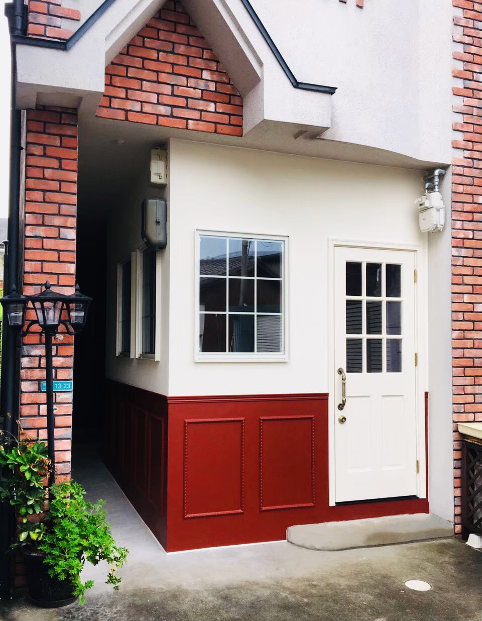 まつエク・ネイルサロンの外観デザイン｜洋風のかわいらしいファサード