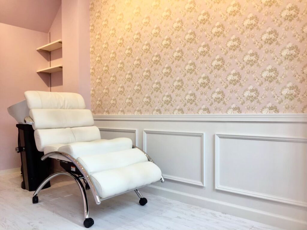 まつエク・ネイルサロンの内装デザイン｜ピンクとホワイトで統一された空間