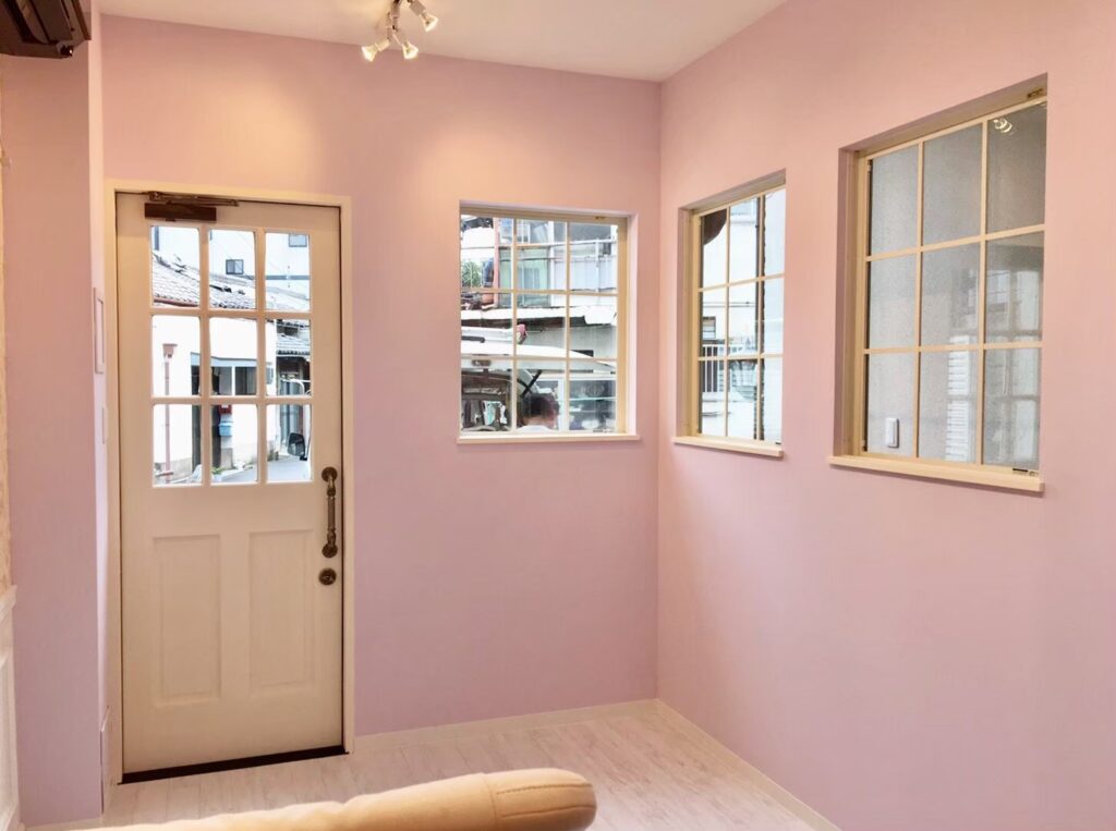 まつエク・ネイルサロンの施術スペース｜やさしい色合いのリラックス空間