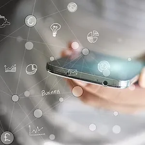 スマホでサイトを見ている様子
