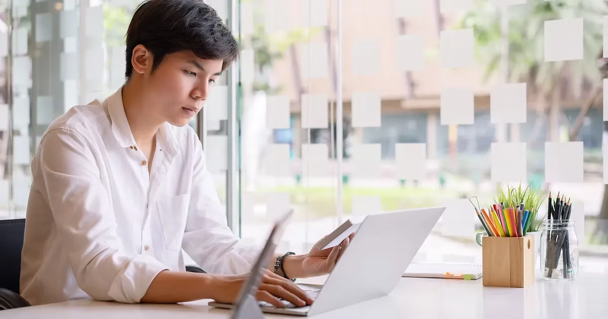 美容室開業の事業計画書を作成する様子