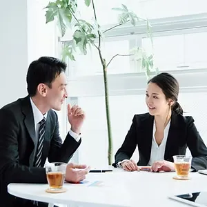 美容室開業の融資計画を確認する様子