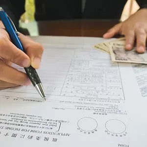 美容室開業に必要な書類を準備する様子