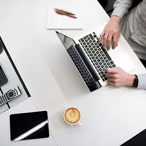 美容室開業の事業計画を整理する様子